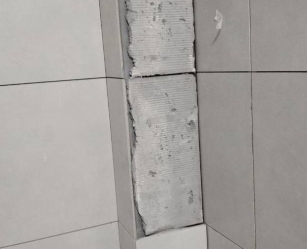 西林瓷砖空鼓维修公司分享下瓷砖施工前基层浇水润湿程度不足，可能导致以下问题